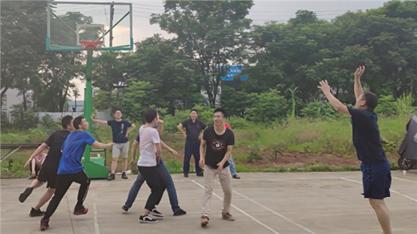 華鋁機(jī)械職工籃球賽正式開打！